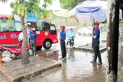 Sinh viên tình nguyện TPHCM sẵn sàng giúp đỡ thí sinh - Ảnh: C.T.V