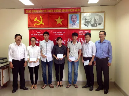 Chương trình “Vững lòng biển đảo” của Báo SGGP: Trao học bổng cho con cán bộ chiến sỹ Hải quân