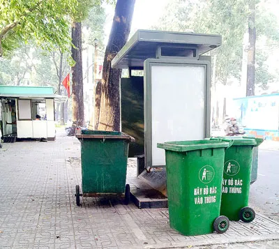 Thùng rác vây trạm thông tin xe buýt