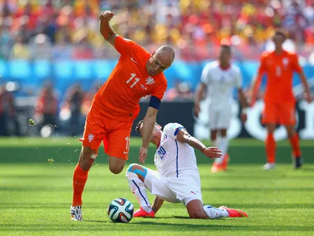Tiền đạo Arjen Robben (11, Hà Lan) đi bóng qua Charles Aranguiz (20, Chilê).