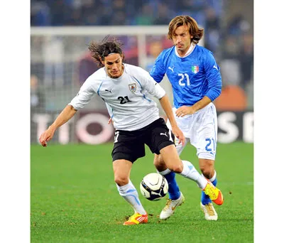 Pirlo (21, Italia) tranh bóng với Cavani (Uruguay) tại Confeds Cup 2013.
