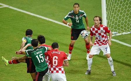 Pha đánh đầu của Marquez mở tỷ số cho Mexico.