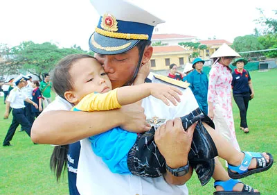 Tình cảm của người giữ đảo và công dân nhí Song Tử Tây.