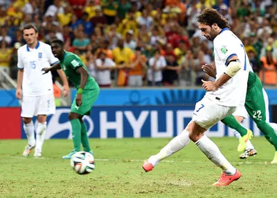 Tiền đạo Samaras thực hiện thành công quả penalty đưa Hy Lạp vào vòng 16 đội.