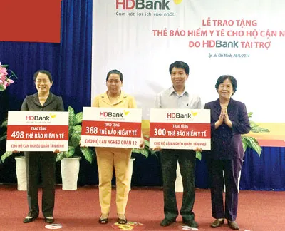 HDBank trao tặng 1.186 thẻ BHYT cho bà con hộ cận nghèo