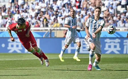 Năng lực kém cỏi của của Reza Ghoochannejhad (trái) mới là vấn đề của Iran.