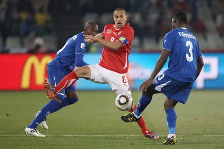 Gokhan Inler (Thụy Sĩ) tranh bóng với Maynor Figueroa (Honduras, phải) 4 năm trước.