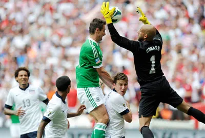 Klose (Đức) tranh bóng với thủ môn Howard (Mỹ) trong cuộc đối đầu trước đây.