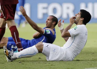Luis Suarez sau pha “cẩu xực” Giorgio Chiellini.