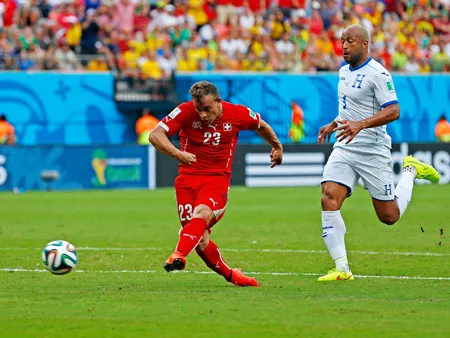Shaqiri (số 23) trong tình huống nâng tỷ số lên 2 - 0 cho Thụy Sĩ.