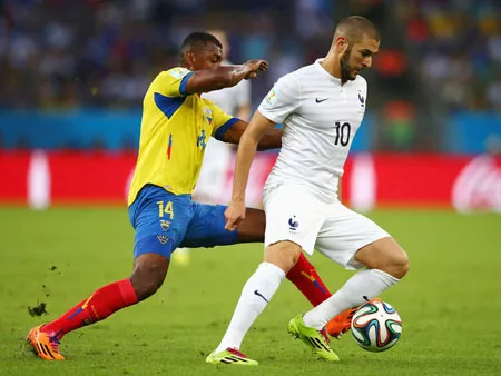 Tiền đạo Benzema kiểm soát bóng trước hậu vệ Ecuador.