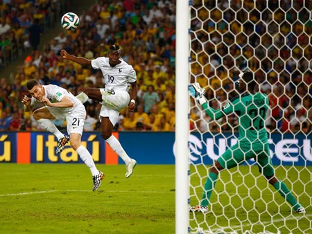 Tiền đạo Pogba và trung vệ Koscielny (trái) trong pha uy hiếp khung thành thủ môn Dominguez.