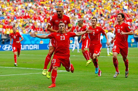 Các cầu thủ Thụy Sĩ ăn mừng chiến thắng trước Honduras.