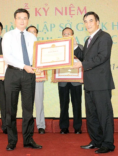 Vietcombank được vinh danh đối với những đóng góp cho sự nghiệp phát triển thị trường chứng khoán - Sở GDCK Hà Nội