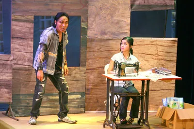 Kịch Lạc giữa phố người: Nốt lặng của cung bậc hạnh phúc