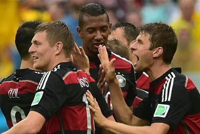 Các cầu thủ Đức mừng bàn thắng