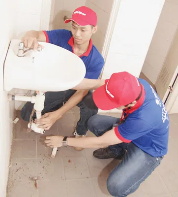 Chiến sĩ Tiếp sức mùa thi sửa chữa lại phòng trọ cho thí sinh