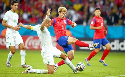 Một pha tấn công của Hàn Quốc bị chặn đứng trước hậu vệ tuyển Bỉ.