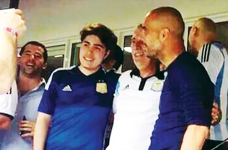 Pep Guardiola chụp ảnh với người hâm mộ trên khán đài sân Beira-Rio.