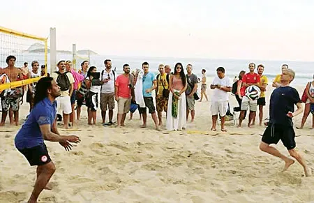 HLV Arsene Wenger (phải) chơi bóng.