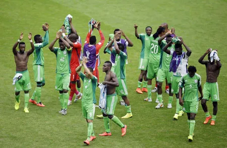 Các cầu thủ Nigeria vẫy chào cổ động viên nhà sau trận thua Argentina 2-3 ở vòng bảng.