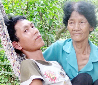 Mẹ già làm mướn nuôi con động kinh