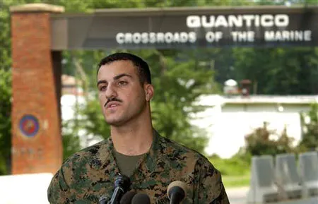 Mỹ: Đào ngũ 10 năm trở về đầu thú