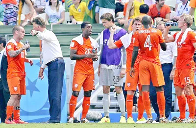 HLV Van Gaal (áo trắng) chỉ đạo Sneijder trong thời gian “cooling break”.