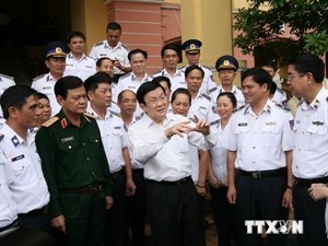 President Truong Tan Sang meets wirth Vietnamese coast guard, fisheries surveillance forces (Photo: VNA)