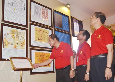 Crowded people and scholars attend in the exhibition (Photo:SGGP)