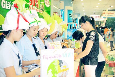 Co.opMart supermarket staffs guide customers to recycle inorganic garbage into environmentally friendly products (Photo: SGGP)