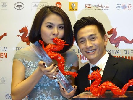 Two artists Van Trang (L) and Dinh Toan win the best main actor and actress awards in the film festival. (Photo:SGGP) Director Nhue Giang (C) win the best Vietnamese film awards. (Photo:SGGP)