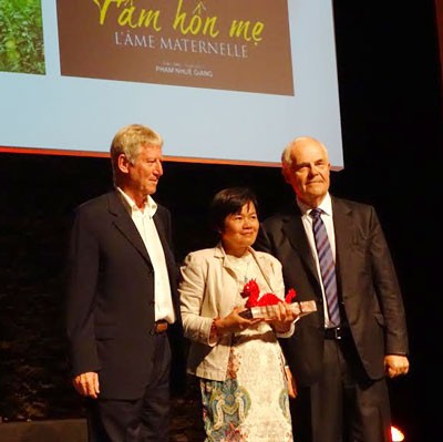 Director Nhue Giang (C) win the best Vietnamese film awards. (Photo:SGGP)