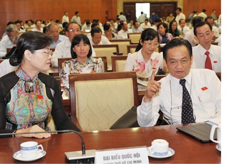 Tran Du Lich, deputy head of HCMC’s National Assembly Delegation and chairwoman of the city People’s Council Nguyen Thi Quyet Tam (L) at the meeting (Photo: SGGP)