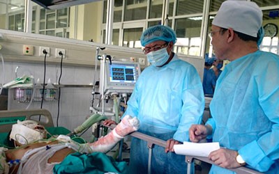 Hanoi Party Committee Secretary Pham Quang Nghi visits burnt soldiers in the institute (Photo: SGGP)