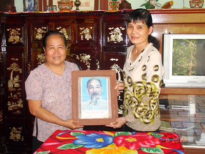 Museum director Nguyen Thi Hoa Xinh (Right) receives items of Mr. Dang from his daughter-in-law (Photo: SGGP)