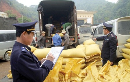 Customs officers examine goods for export at northern Lang Son Province's Coc Nam Customs Division. — VNA/VNS Photo Hoang Hung