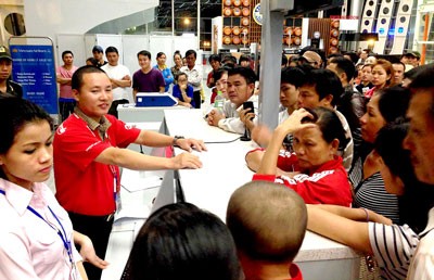 Passengers make complaints on Vietjet Air's delayed flight in Da Nang International Airport (Photo: SGGP)