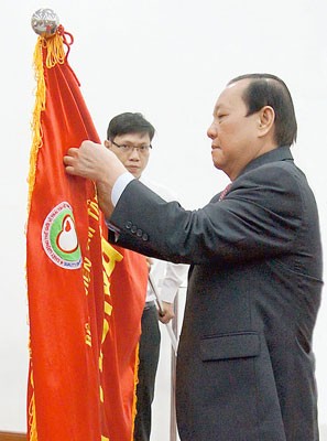 Secretary of Party Committee of Ho Chi Minh City Le Thanh Hai offered third-class Labor Medal to the Tam Duc Cardiology Hospital on July 12 (Photo: SGGP)