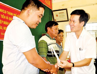 Deputy Standing Secretary of HCMC Party Committe Vo Van Thuong gifts fishermen at Ly Son Island in Quang Ngai province (Photo:SGGP)