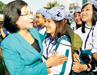 Deputy Secretary of Party Committee of Ho Chi Minh City Nguyen Thi Thu Ha encourages young people before the launch ceremony (Photo:SGGP)