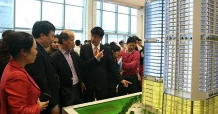 Members of the National Assembly Standing Committee yesterday called for the tightening of real-estate brokerage services as part of the draft Law on Real Estate Trading.— Photo bizlive
