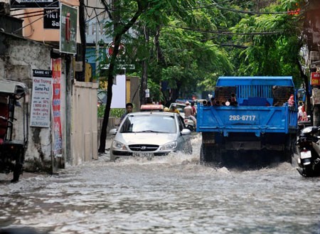 Heavy rain causes flooding several streets in Ha Noi Capital (Photo:SGGP)