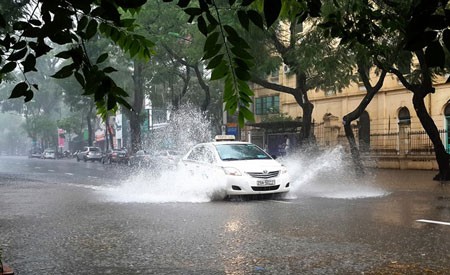 Heavy rain causes flooding several streets in Ha Noi Capital (Photo:SGGP)