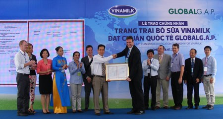 Mr. De Boer offers Global Gap Certification to head of the dairy farm in Nghe An Province (Photo: SGGP)