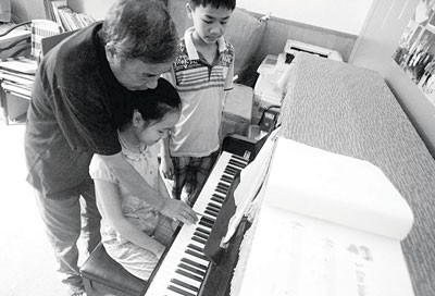 Vu Tien teaches disadvantaged children to play piano ( Photo: SGGP)