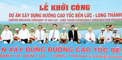 Prime Minister Nguyen Tan Dung and other officials press the start button to kick off construction ( Photo: SGGP)