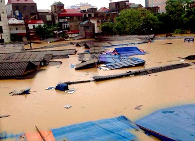Thousands of houses were flooded by rising floodwaters (Photo: SGGP)