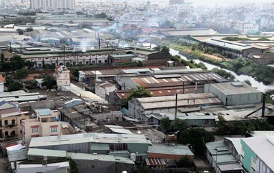 Plants continue to cause pollution after being relocated from inner HCMC in Dong Hung Thuan Ward, District 12 (Photo: SGGP)