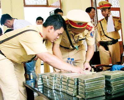 Traffic police seize tens of heroin cakes being transported from Son La Province to the border area in Lang Son Province (Photo: SGGP)